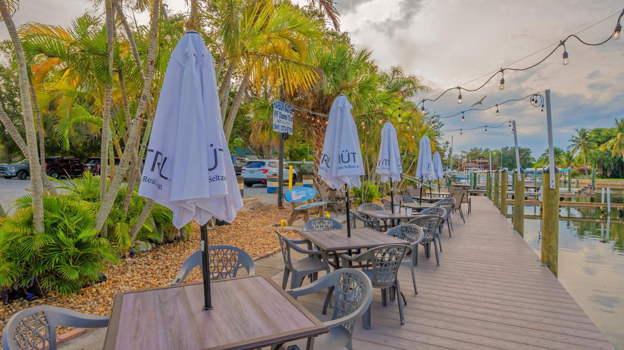 All-New Waterfront With Balcony,Pool,Tiki Bar,Gym Sarasota Exteriör bild