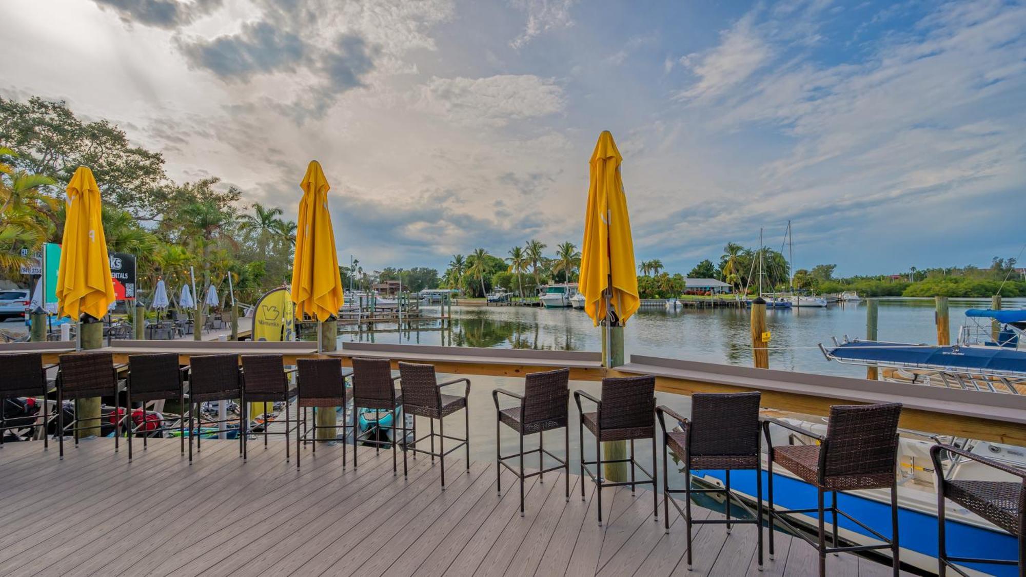 All-New Waterfront With Balcony,Pool,Tiki Bar,Gym Sarasota Exteriör bild