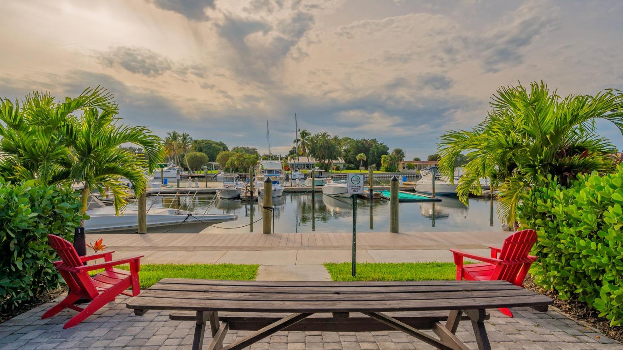 All-New Waterfront With Balcony,Pool,Tiki Bar,Gym Sarasota Exteriör bild