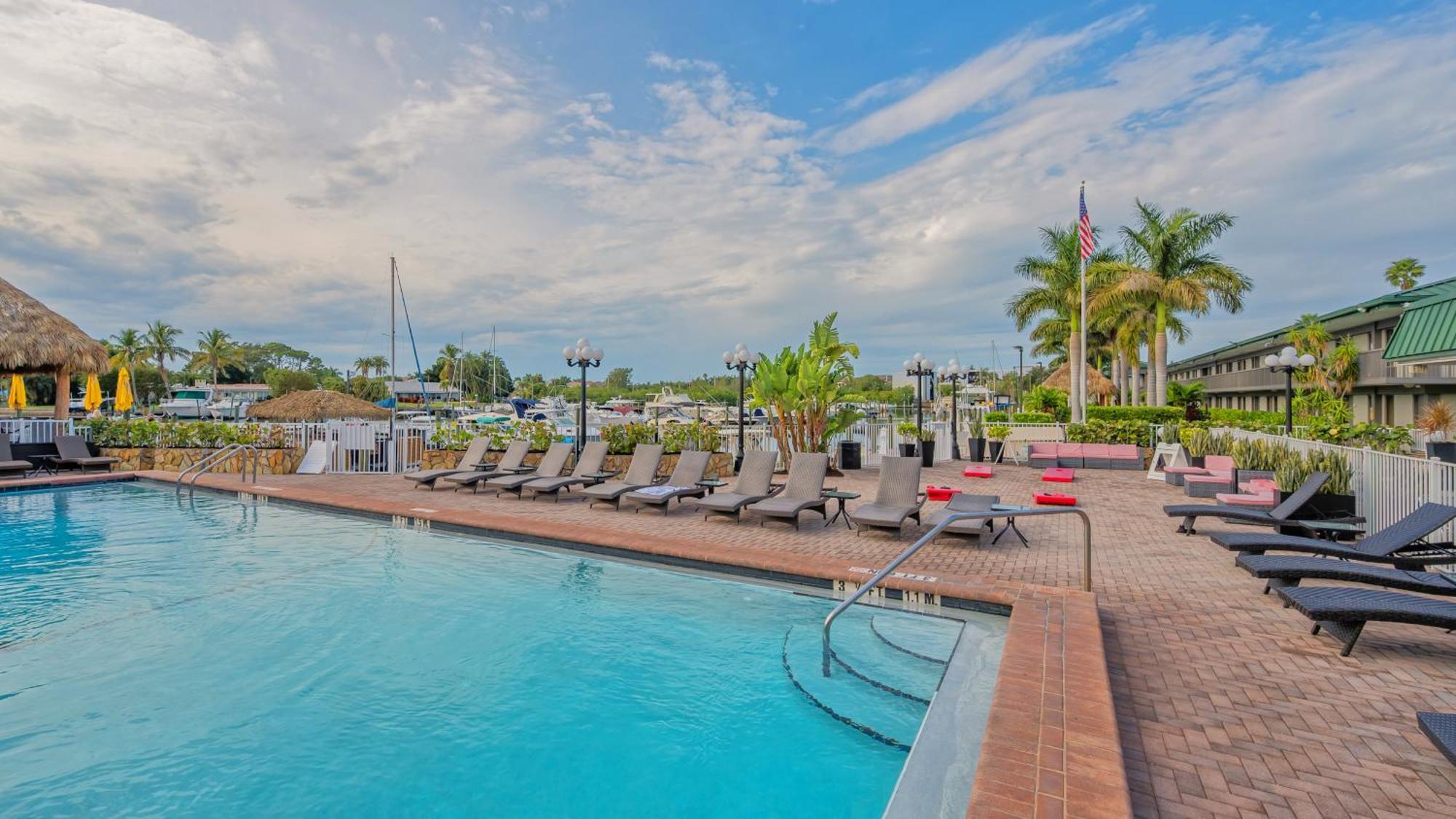 All-New Waterfront With Balcony,Pool,Tiki Bar,Gym Sarasota Exteriör bild