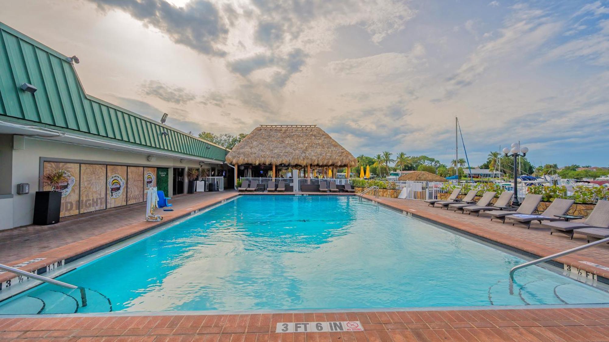 All-New Waterfront With Balcony,Pool,Tiki Bar,Gym Sarasota Exteriör bild