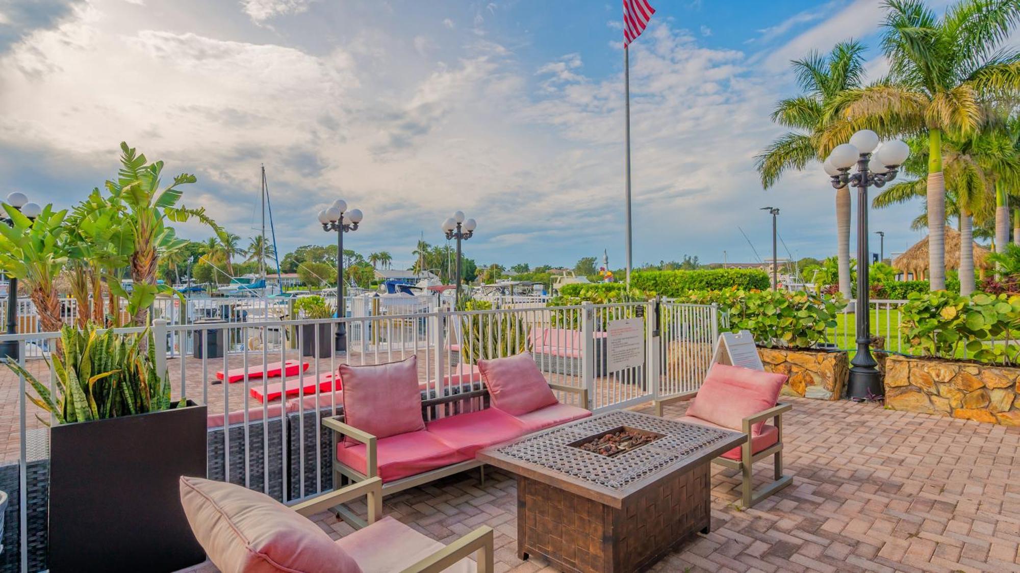 All-New Waterfront With Balcony,Pool,Tiki Bar,Gym Sarasota Exteriör bild