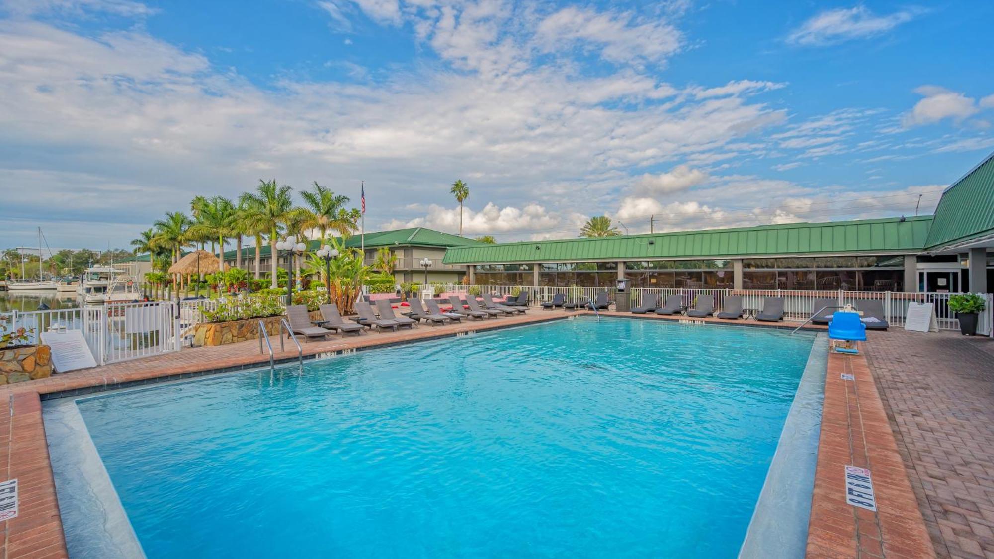 All-New Waterfront With Balcony,Pool,Tiki Bar,Gym Sarasota Exteriör bild