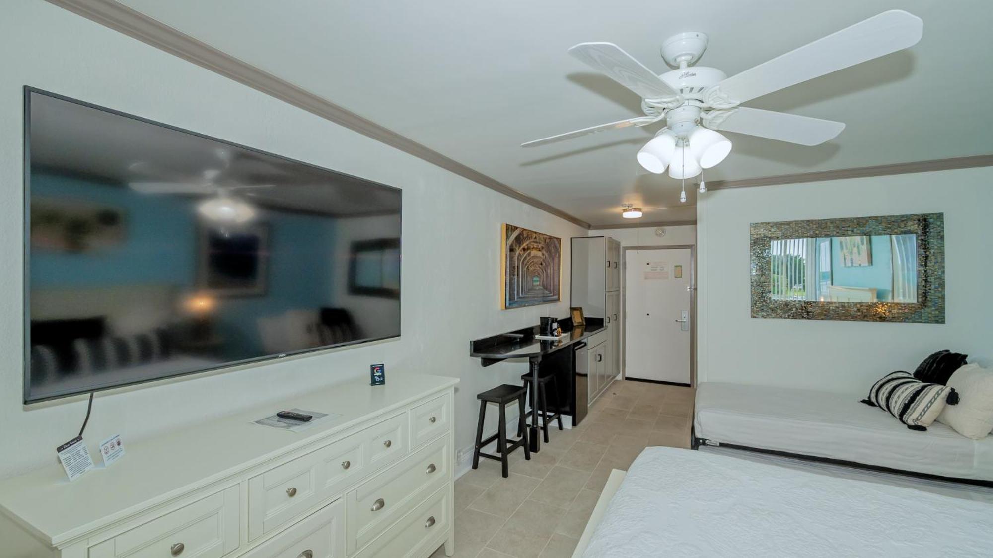 All-New Waterfront With Balcony,Pool,Tiki Bar,Gym Sarasota Exteriör bild